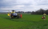 Ciągnik przejechał rolnika we wsi Brudzewice (gmina Poświętne). Wypadek z traktorem na podwórku gospodarstwa. ZDJĘCIA