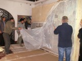 Prace konserwatorskie nad malowidłem ściennym w Muzeum Historii Włocławka