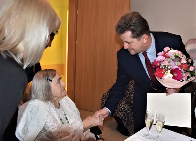 Antonina Łakoma z Malborka skończyła 101 lat. Życzenia jubilatce składa Marek Charzewski, burmistrz Malborka.
