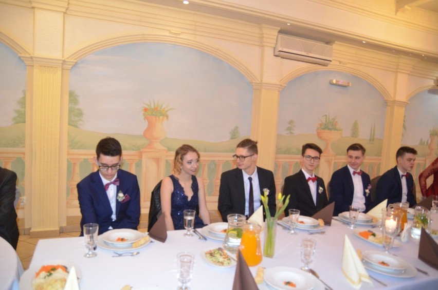 Studniówki 2018. ZSOiZ w Trzemesznie bawiło się na imprezie w restauracji Pietrak [FOTO]