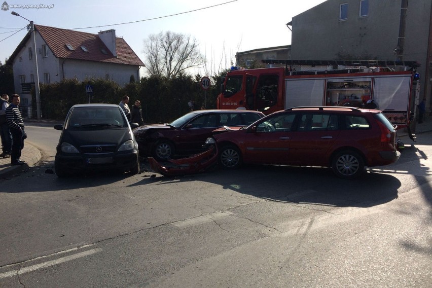 Wypadek samochodów osobowych na ulicy Mickiewicza w Mogilnie [ZDJĘCIA]