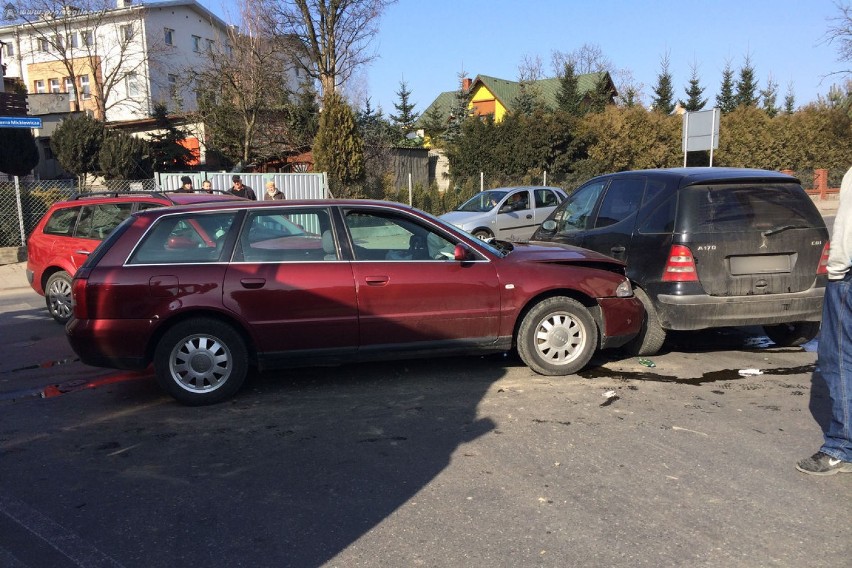 Wypadek samochodów osobowych na ulicy Mickiewicza w Mogilnie [ZDJĘCIA]