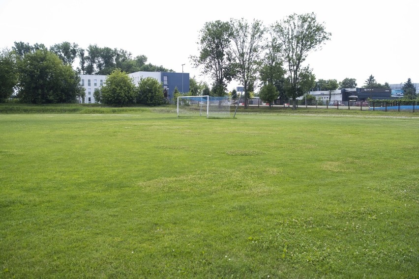 Murawa stadionu RKS Okęcie Warszawa.