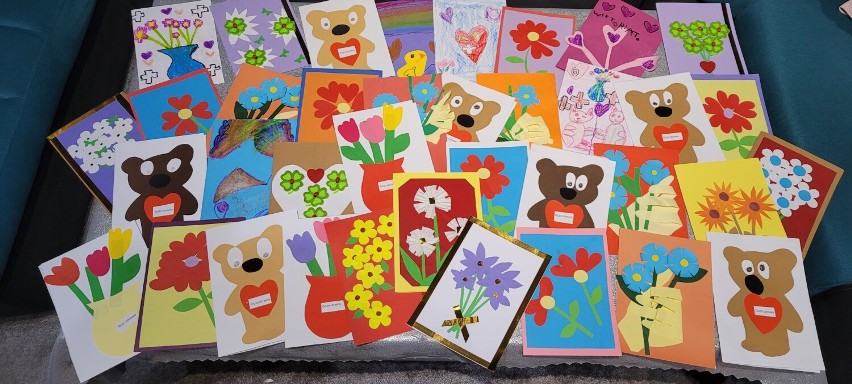 Kartki z życzeniami, wykonane przez przedszkolaków, trafiły...
