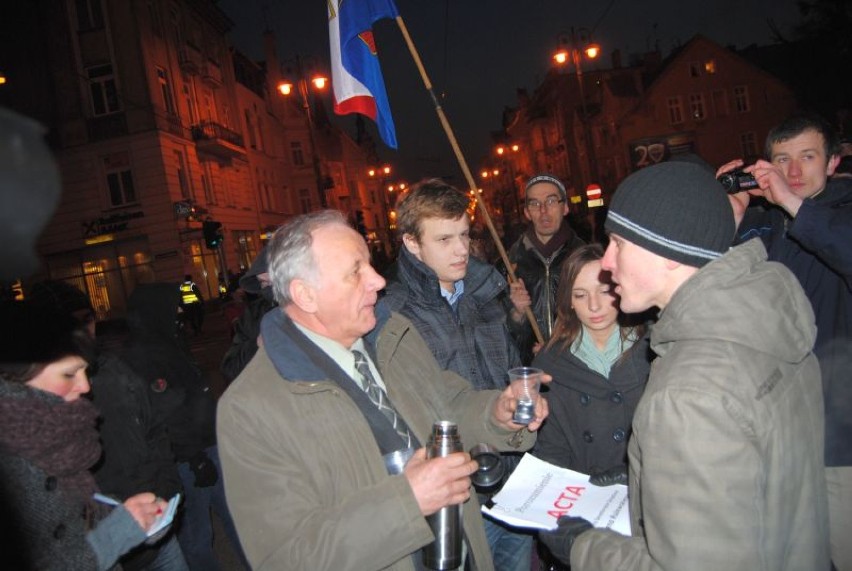 Antyrządowa demonstracja w Bydgoszczy - Jan Rulewski wyszedł do protestujących