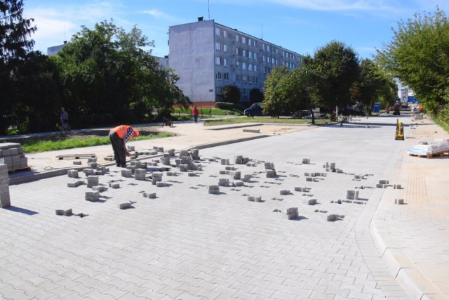 Trwa układanie kostki betonowej na ulicy Związku Walki Zbrojnej w Łęczycy