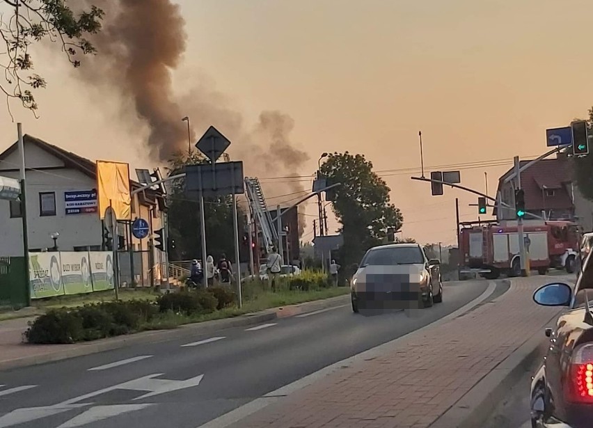 Dym z płonącego budynku w Rydułtowach można było dostrzec z...