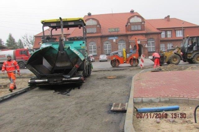 Wczoraj po południu był wylewany asfaltowy dywanik na ul. Dworcowej, wkrótce  będzie  podobnie na Pocztowej.