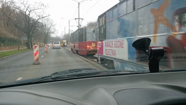 Toruń: Dwa tramwaje na jednym torze. O włos od tragedii [ZDJĘCIA]