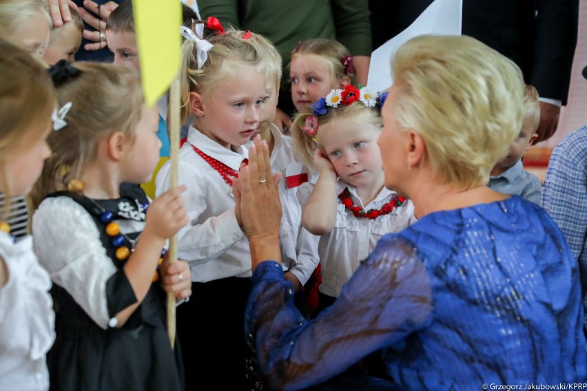 Prezydencka para na Europejskim Dniu Języków w szkole w Pasierbcu