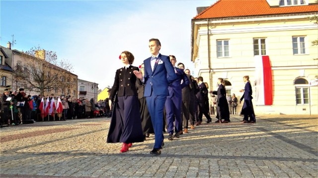 Na starówce będziemy mogli zobaczyć również taniec narodowy - polonez w wykonaniu młodzieży z ZS im. Jadwigi Grodzkiej w Łęczycy.