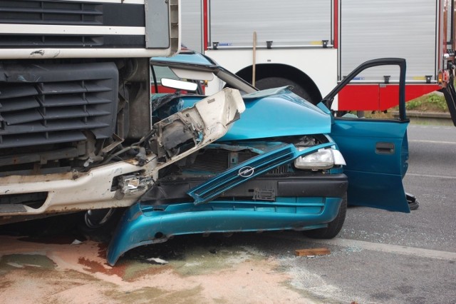 Na skrzyżowaniu drogi powiatowej i drogi wojewódzkiej 216 w Gnieżdżewie koło Pucka, w poniedziałek 13 lipca, doszło do tragicznego wypadku. W wyniku zderzenia samochodu osobowego i ciężarówki, zginął jeden z kierowców. 

