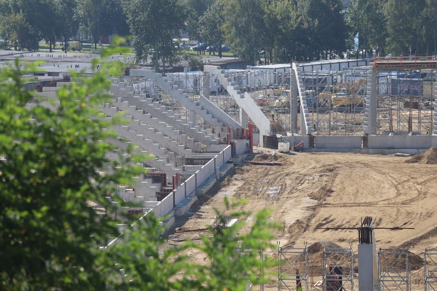 Budowa stadionu i hali sportowej przebiega zgodnie z...