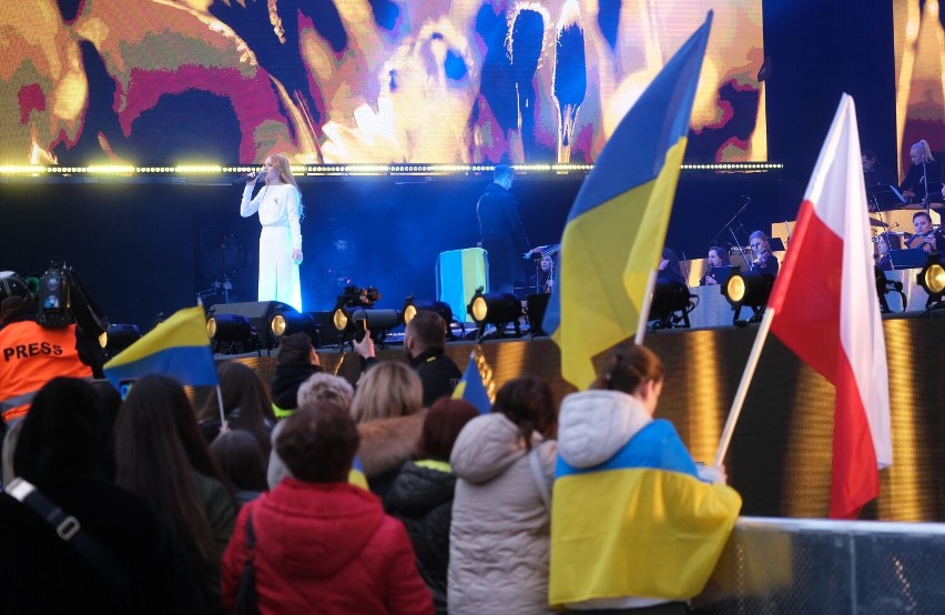 "Chwała Ukrainie". Gwiazdy zaśpiewały na wyjątkowym koncercie charytatywnym zadedykowanym ukraińskim kobietom