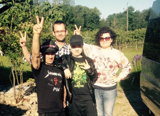 Andrzej Gryzło (w środku) wraz z tatą (z lewej) kuzynem (z tyłu) Grzegorzem i Pauliną z Fundacji Herosi przed koncertem zespołu Metallica