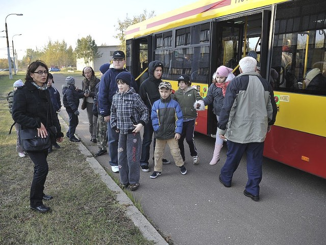 - Na dzieciach wrażenie zrobiło już to, że pod szkołę podjechał autobus. Jeszcze większym przeżyciem jest dla nich jazda tramwajem po zajezdni - mówi Agnieszka Janowska, wychowawczyni zespołu edukacyjno-terapeutycznego.