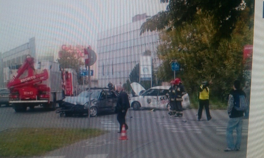 Wypadek przy Galerii Bałtyckiej w Gdańsku. Zderzenie dwóch aut [ZDJĘCIA]