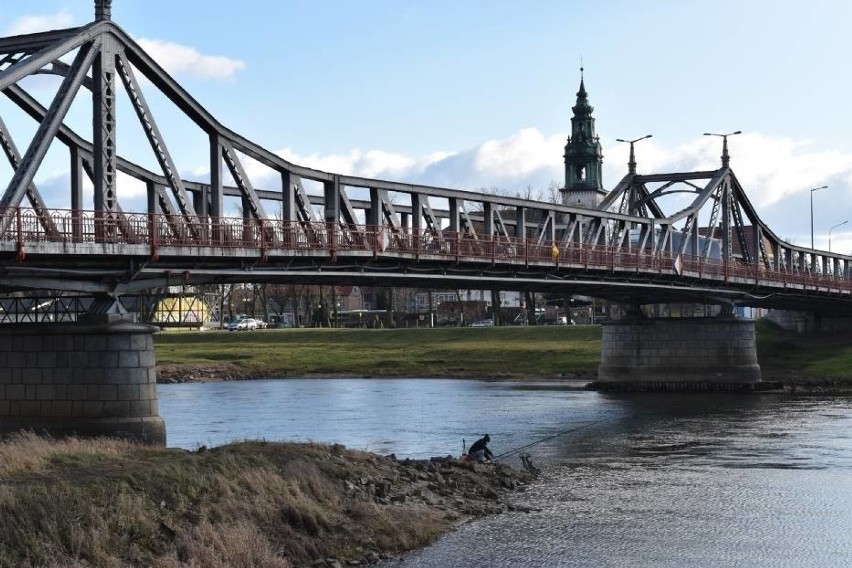 Prace związane z podniesieniem mostu w Krośnie Odrzańskim...