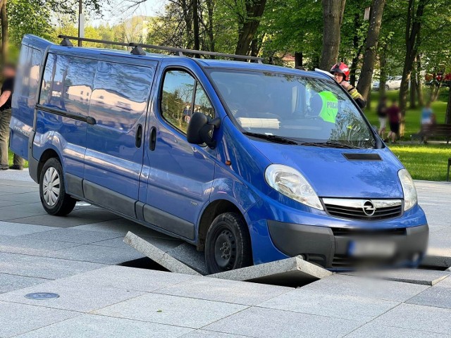 W Limanowej pod samochodem dostawczym załamała się płyta fontanny