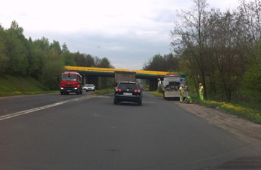Dziś ekipy malowały na drodze wojewódzkiej nr 790 żółte...