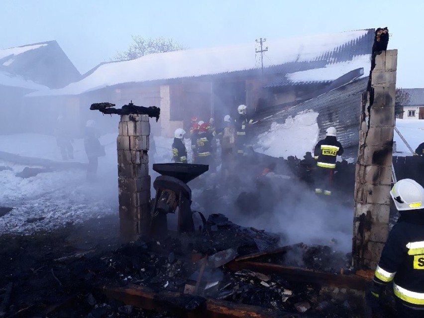 Pożar drewnianego garażu w Adamowie. Zobacz zdjęcia