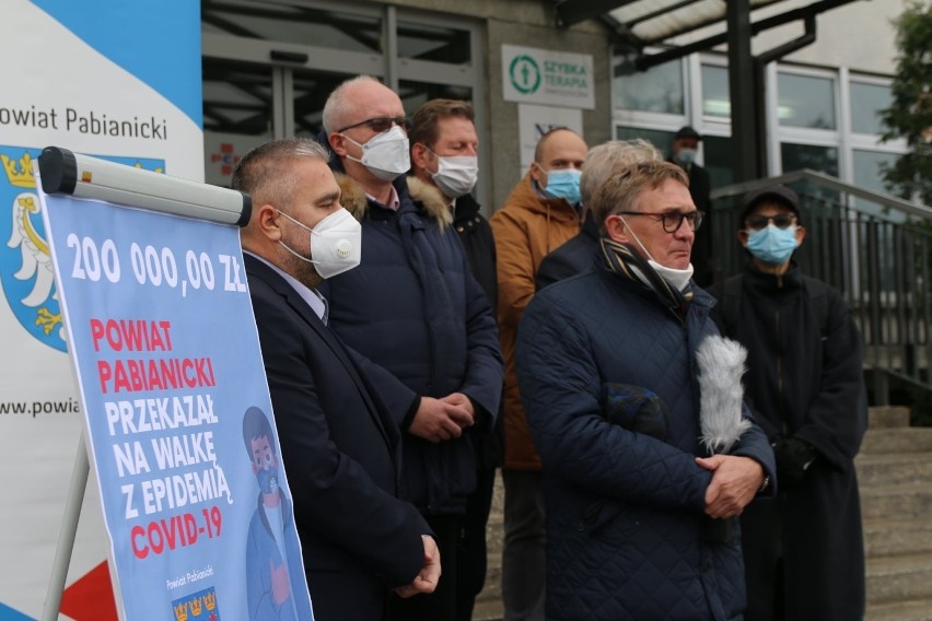 Aparaty do tlenoterapii od powiatu dla szpitala w Pabianicach. Trafią na oddział covidowy. W powiecie pabianickim coraz więcej zakażonych 