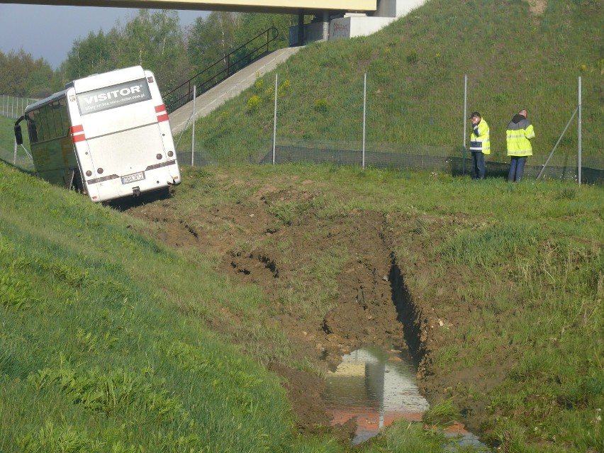 Wypadek na A4: z autostrady wypadł autokar [ZDJĘCIA]