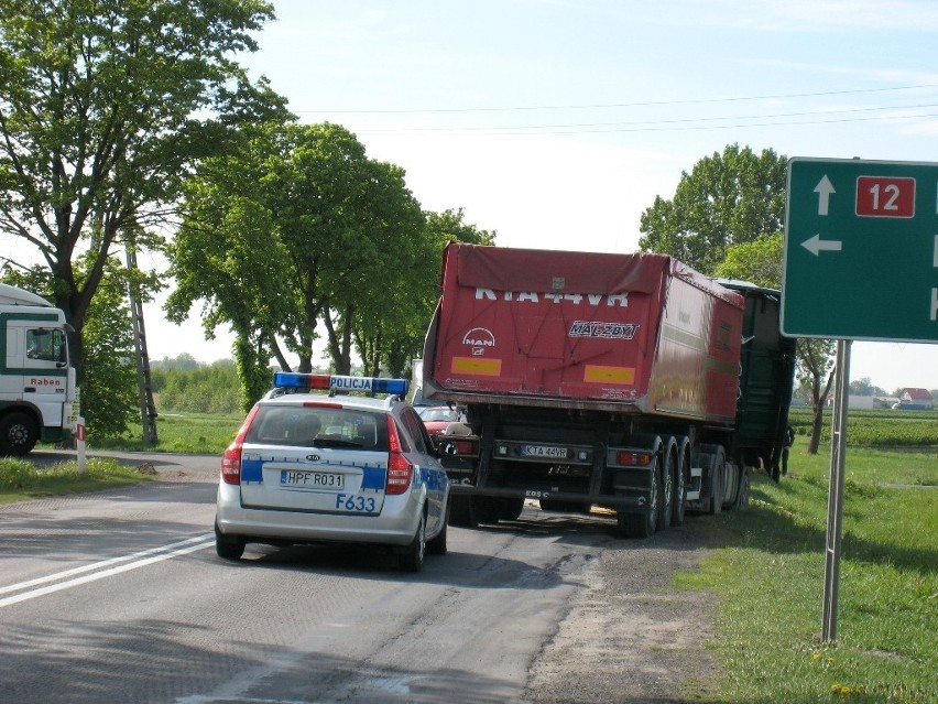 Ciężarówki zderzyły się na krajowej dwunastce pod Sieradzem [zdjęcia]