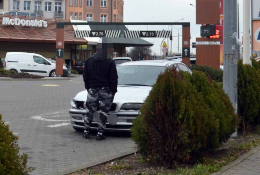Głogów: Zderzenie obok McDonald's. BMW najechało na tył fiata. ZDJĘCIA