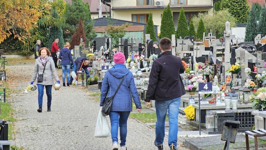 Przygotowania do Wszystkich Świętych w Kielcach. Wiele osób sprząta groby na cmentarzu przy ulicy Zagnańskiej 