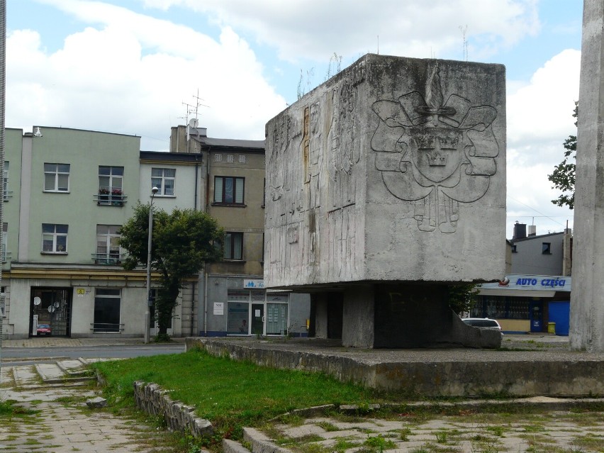 Jest decyzja! Pomnik Bojowników o Wyzwolenie Społeczne i Narodowe w Pabianicach na Starym Rynku zostanie wyburzony 