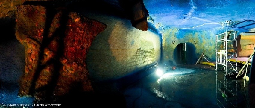 Wejście do akrylowego tunelu pod basenem z rekinami