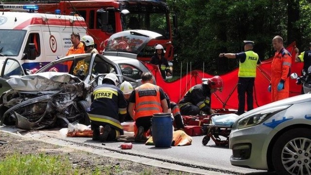 Jak potwierdza Komenda Miejska Policji w Koszalinie, jedno z aut biorących udział w tym tragicznym wypadku posiadało tablicę  rejestracyjną z bydgoskimi numerami. Niestety, śmierć na miejscu poniosła 25-letnia pasażerka tego samochodu.   
-&nbsp;Obie podróżujące samochodem marki opel corsa pochodziły z województwa kujawsko - pomorskiego - informuje sierż. Beata Gałka z Komendy Miejskiej Policji w Koszalinie. 

>> Najświeższe informacje z regionu, zdjęcia, wideo tylko na www.pomorska.pl 