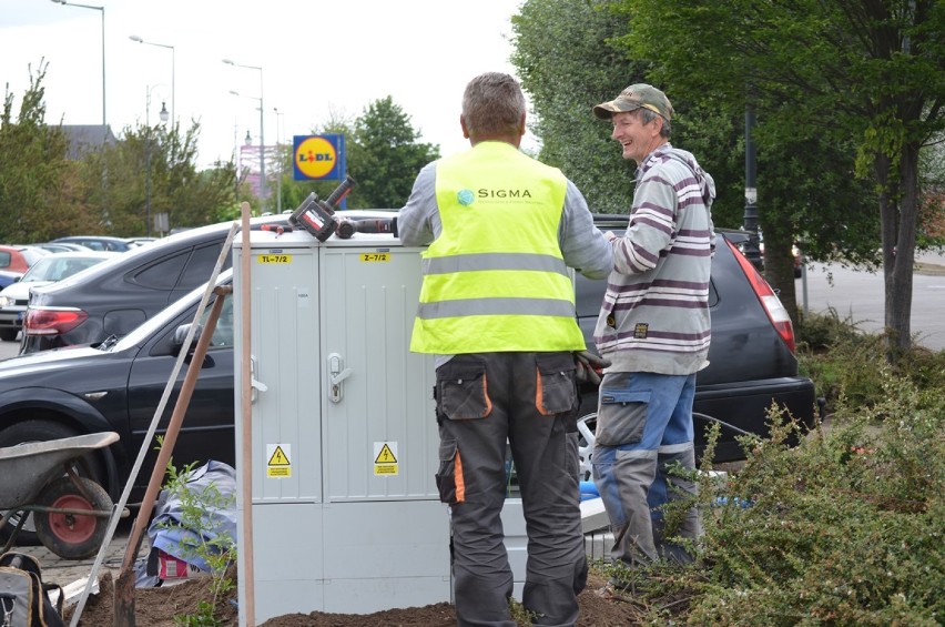 Głogów: Montowana jest pierwsza w mieście stacja ładowania samochodów elektrycznych 