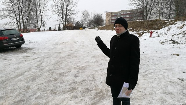 Wojciech Hajduk pokazuje plac na os. ZWM w Trzebini, gdzie ma stanąć trzeci blok budowany przez Towarzystwo Budownictwa Społecznego w Chrzanowie