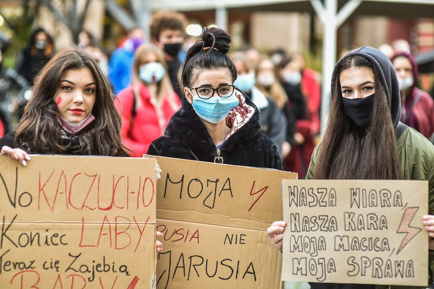 Marsz w ramach strajku kobiet 28.10.2020 w Lesznie