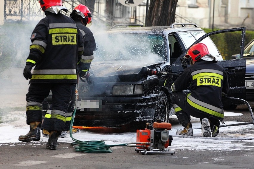 Pożar auta na ulicy Kościuszki w Legnicy (ZDJĘCIA)