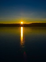 Jezioro Kuźnickie o wschodzi i zachodzie słońca w obiektywie Adama Polańskiego [ZDJĘCIA]