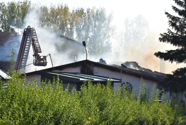 Strażacy dogaszają pożar w Świętochłowicach. Zobacz kolejne zdjęcia. Przesuwaj zdjęcia w prawo - naciśnij strzałkę lub przycisk NASTĘPNE