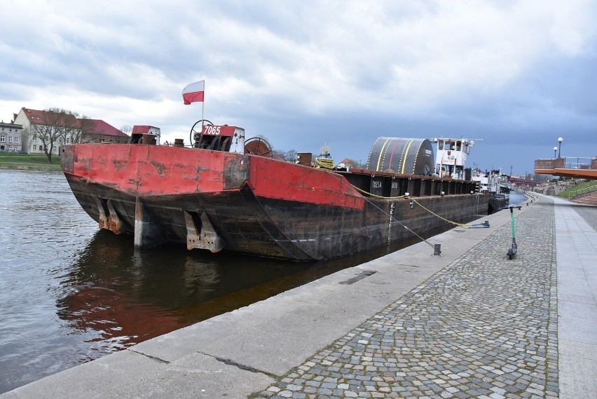 Zestaw pchany wiezie transport ze Szczecina do Poznania....