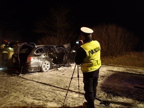 W jednym jak i w drugim samochodzie byli tylko ich kierowcy, którzy zostali przewiezieni do toruńskiego szpitala.


Śmiertelny wypadek na Bydgoskiej w Toruniu. Mężczyzna zginął pod kołami tramwaju [ZDJĘCIA] 