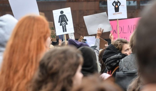 22 pażdziernika odbył się podobny protest  pod Szpitalem Klinicznym w Gdańsku., gdzie  zwolennicy ruchu Dziewuchy Dziewuchom protestowali przeciw zaostrzeniu prawa aborcyjnego. Po drugiej stronie protestowali z kolei tzw. prolajferzy.