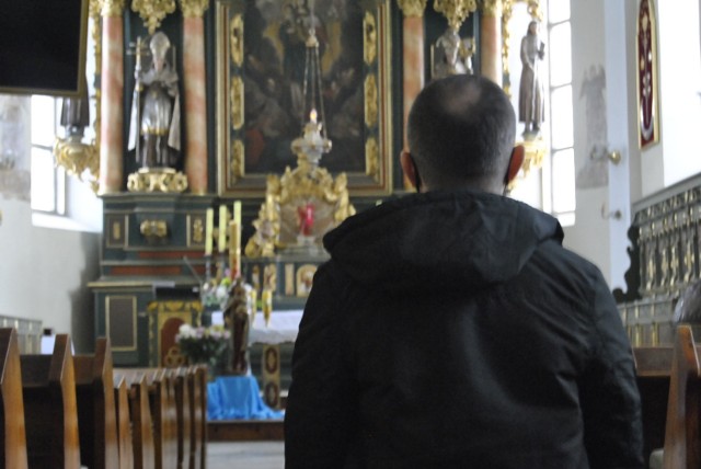 Pan Tomasz w kościele pw. św. Stanisława wciąż się modli. Woli jednak przebywać tam sam na sam z Bogiem...