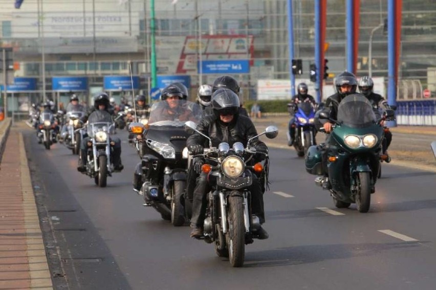 Przejechali przez niemal cały Poznań. Parada motocyklistów...