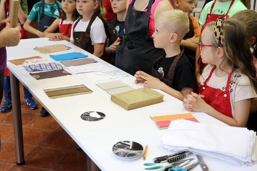 Warsztaty introligatorskie i plastyczne dla dzieci i młodzieży w Muzeum Regionalnym w Pleszewie