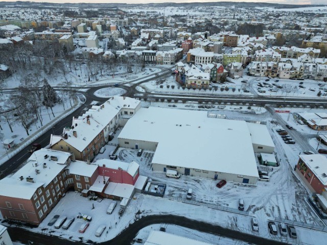 Śnieżna zima wróciła do Lęborka na dobre. Prognoza pogody pokazuje, że śnieg tym razem może zostać z nami na dłużej.
