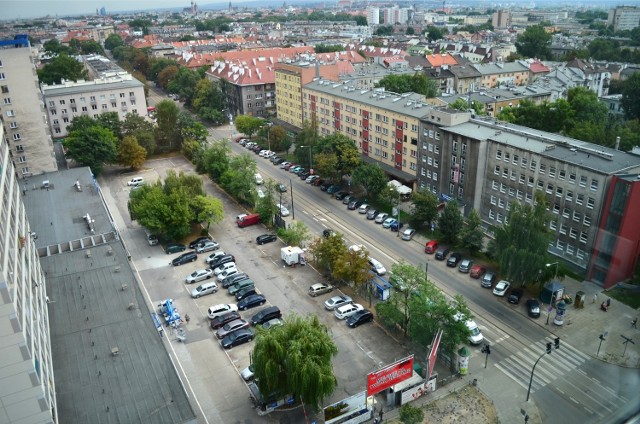 Miejsce, gdzie ma znajdować się rynek, jest w rękach prywatnych. Należy do spółdzielni mieszkaniowej, która zapowiadała, że chce tam budować pawilon handlowy.