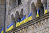 Poznań solidarny z Ukrainą. Stolica Wielkopolski wywiesiła ukraińskie flagi