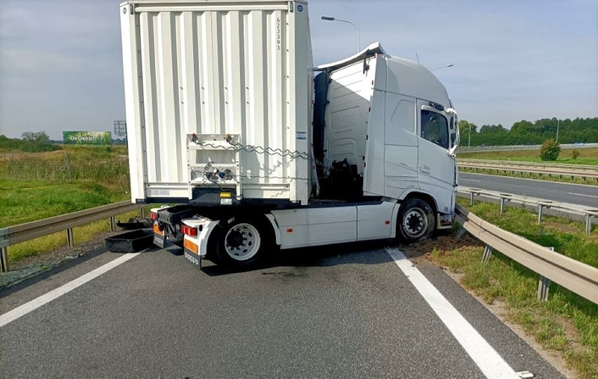 Wypadek tira na zjeździe na łącznik Długołęka