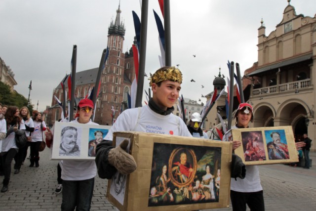 Ulicami Krakowa przeszedł barwny pochód uczniów przebranych za ...